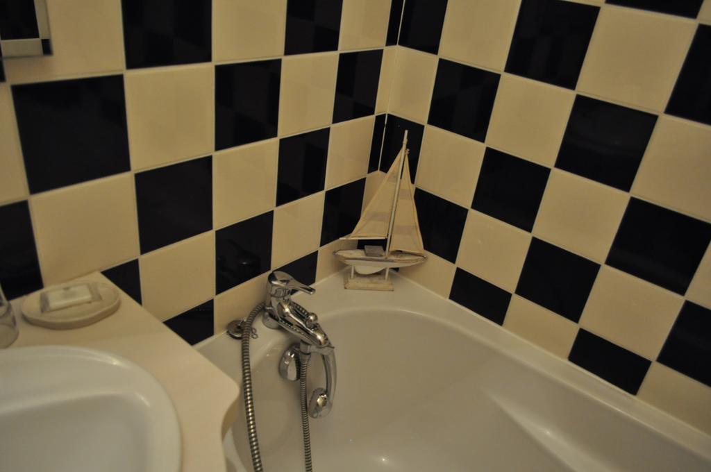 Le Chateau Des Ormes Bed & Breakfast Lambersart Oda fotoğraf